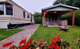 Fijn chalet op een familie camping in Westergeest, horse stables at camp area